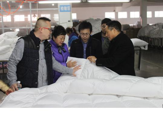 中國羽絨工業(yè)協(xié)會姚小蔓理事長、京東商城服飾家居事業(yè)部周總一行到鴻潤考察指導(dǎo)